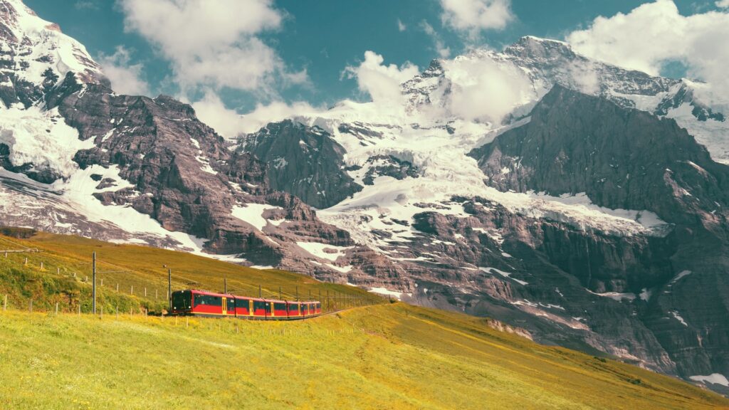 スイスの山の中を走る赤い列車