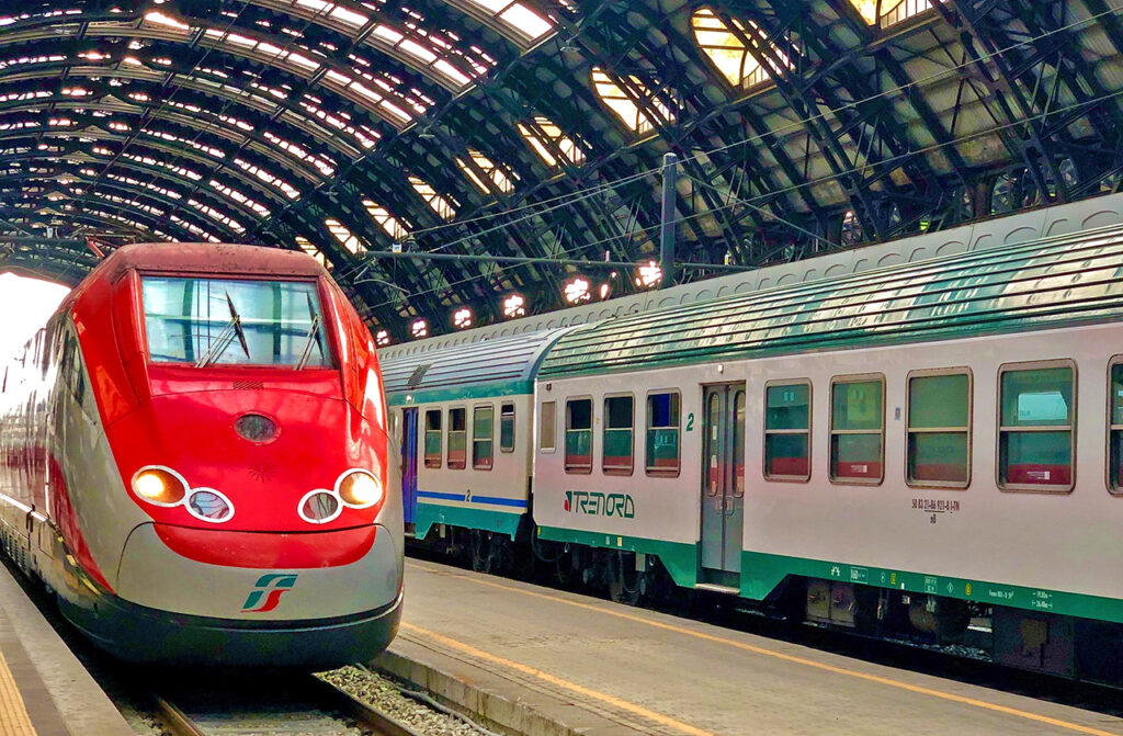 イタリアの駅に停車する列車