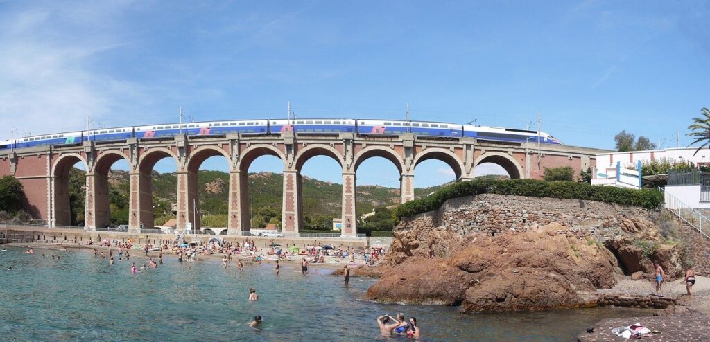 フランスの海岸線を走るフランス高速列車TGV