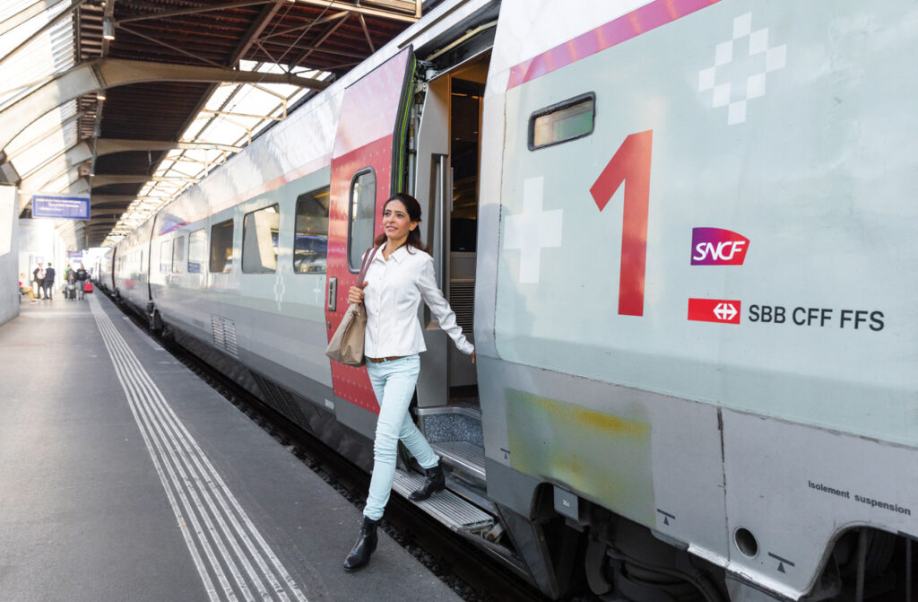 高速列車TGVからホームに降りる女性