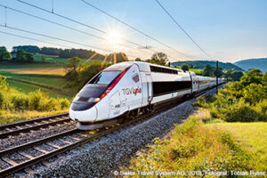 線路の上を走るフランス高速列車TGV-Lyria