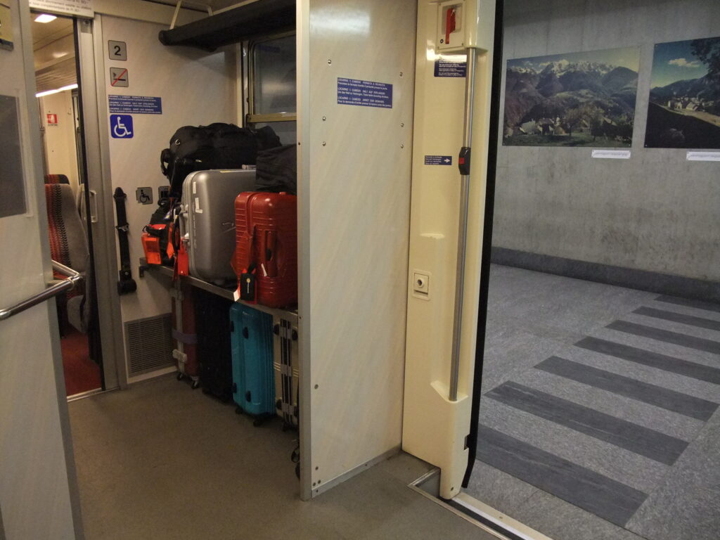 列車内の荷物置き場